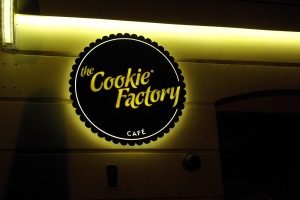 Söin Cookie Factory:ssä sitruunapiiraan ja join smoothien 